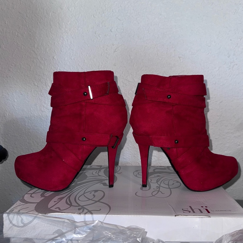 Shi by Journeys Crystal Red heeled ankle boots Woman Size 6